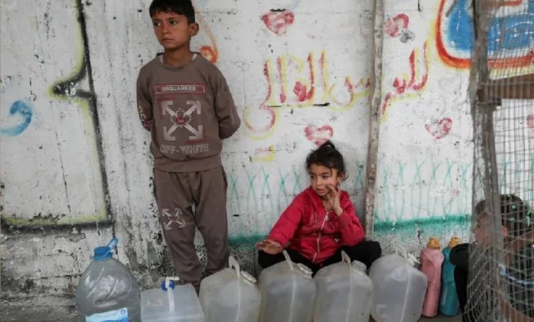 أطفال فلسطينيون يبحثون عن ماء.