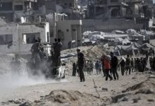 فلسطينيون في بيت لاهيا يحاولون الحصول على مساعدات.