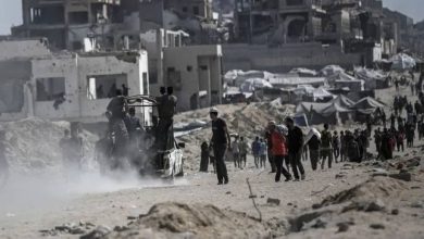 فلسطينيون في بيت لاهيا يحاولون الحصول على مساعدات.