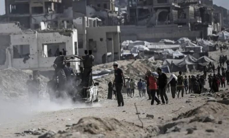 فلسطينيون في بيت لاهيا يحاولون الحصول على مساعدات.