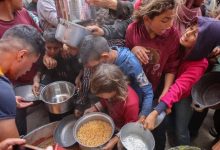 أطفال فلسطينيون يحصلون على مساعدات غذائية.