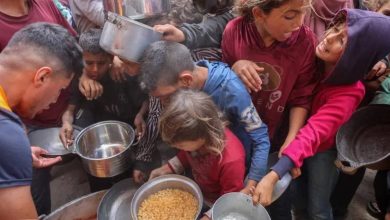 أطفال فلسطينيون يحصلون على مساعدات غذائية.
