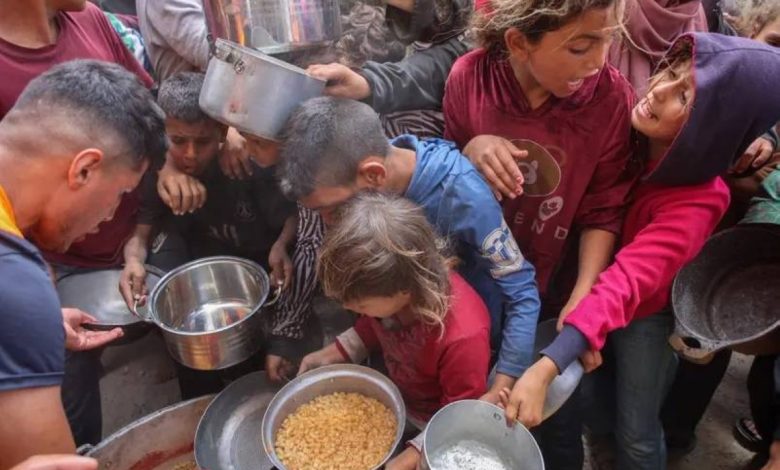 أطفال فلسطينيون يحصلون على مساعدات غذائية.