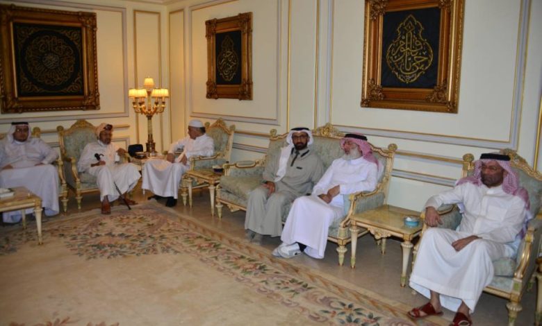 ذوو الفقيدة في مجلس العزاء.(تصوير: عبدالسلام السلمي)