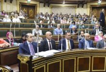 "الرقاصة تيجي تتشهر والعالم يسافر بره".. عبارة خارجة وأزمة بجلسة البرلمان