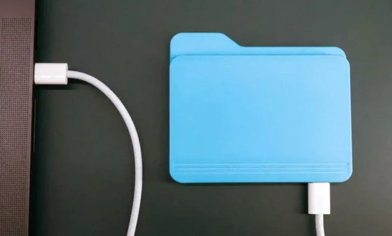 Folder Drive يُخرج أيقونة المجلد من الشاشة إلى الواقع