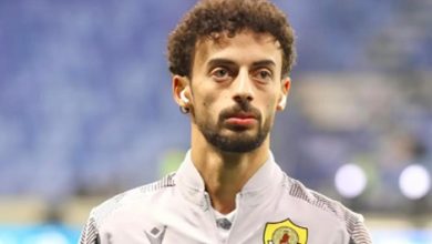 أحمد عبدالقادر يهنئ وسام أبوعلي بعد رحيله عن الأهلي