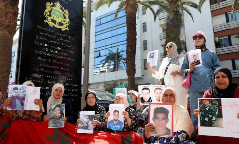 أسر شباب مغاربة في ليبيا تحتج بالرباط لمعرفة مصير الأبناء المفقودين