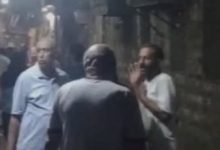 الاهالي امام العقار المنهار