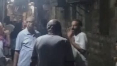 الاهالي امام العقار المنهار