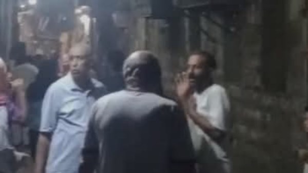 الاهالي امام العقار المنهار