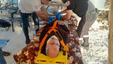 إصابة مواطن في اعتداء وحشي نفذه مستعمرون على أهالي خربة أم نير جنوب الخليل