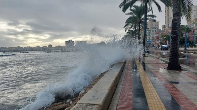 الأرصاد: ارتفاع في حركة الأمواج على البحر المتوسط يجعل بعض الشواطئ غير مناسبة للسباحة