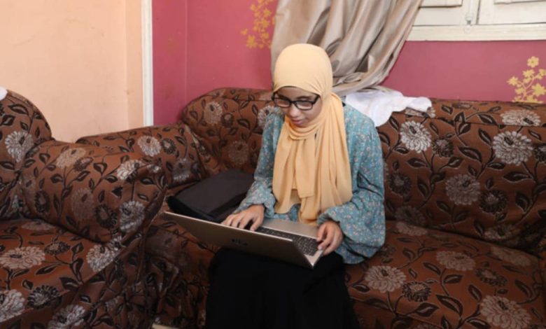 الاتصالات تُهدي الأولى على الثانوية الأزهرية للمكفوفين جهاز لاب توب مدعّما بتطبيقات خاصة