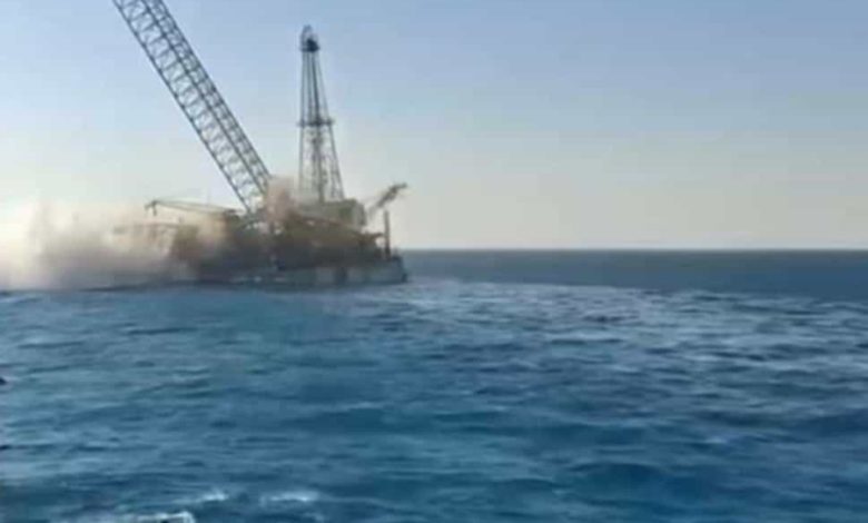 البترول: تحرك عاجل بعد انقلاب بارجة Adam Marine 12 بخليج السويس.. ومتابعة لحظية لعمليات الإنقاذ