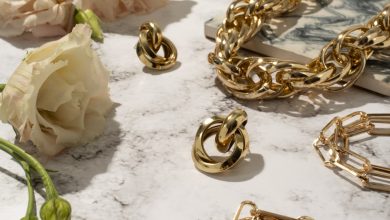 الرطوبة عدو المجوهرات والساعات: كيف تتجنبينها لبريق لا ينتهي؟