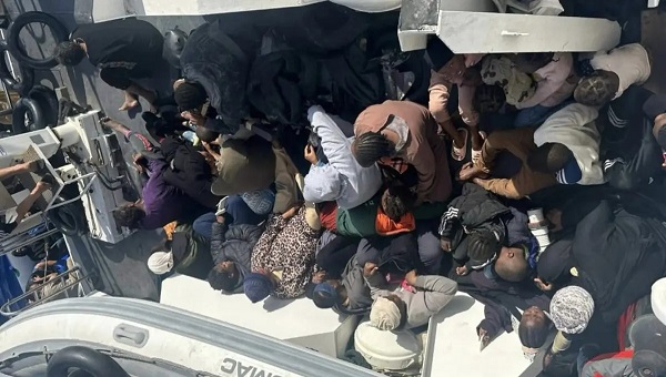 السلطات الليبية تنقذ 84 مهاجراً غير شرعي قبالة سواحلها خلال محاولة عبور إلى أوروبا