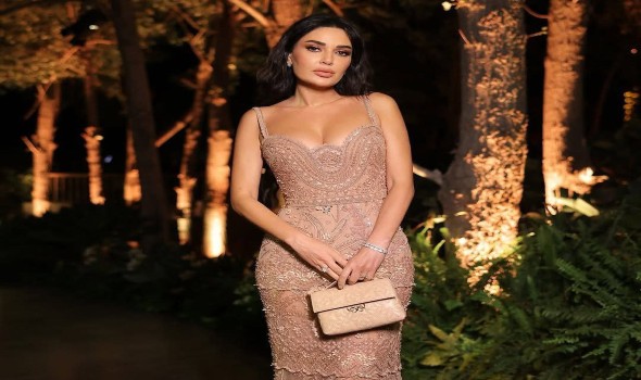 الفستان النيود يتربّع على عرش أناقة النجمات لصيف 2025