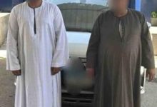 القبض على شخصين سرقا سيارة رحلات بالإكراه في منطقة 15 مايو