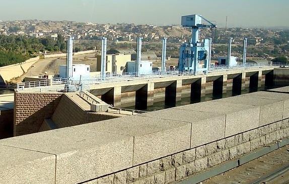 الكهرباء: السيطرة على حريق بالقرب من محطة أسوان الأولى دون تأثير على الشبكة