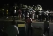 انقلاب سيارة «تريلا» محملة بمواد خرسانية في سفاجا.. وجهود لإخراج قائدها