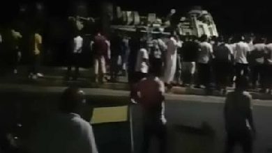 انقلاب سيارة «تريلا» محملة بمواد خرسانية في سفاجا.. وجهود لإخراج قائدها