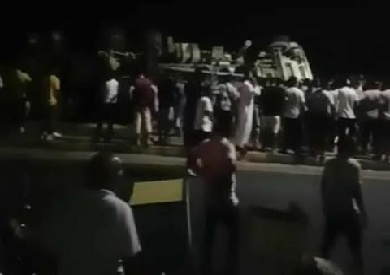 انقلاب سيارة «تريلا» محملة بمواد خرسانية في سفاجا.. وجهود لإخراج قائدها