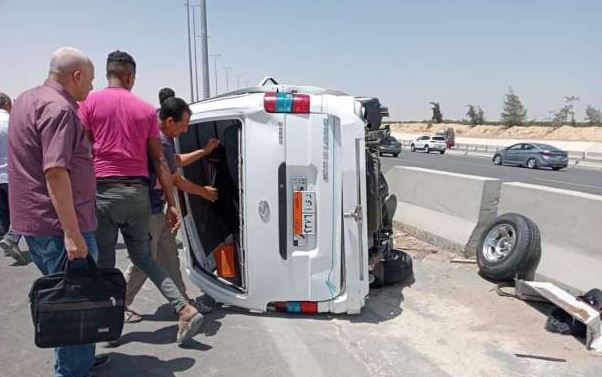 انقلاب ميكروباص بسبب السرعة الزائدة يصيب 8 أشخاص بطريق مصر الفيوم