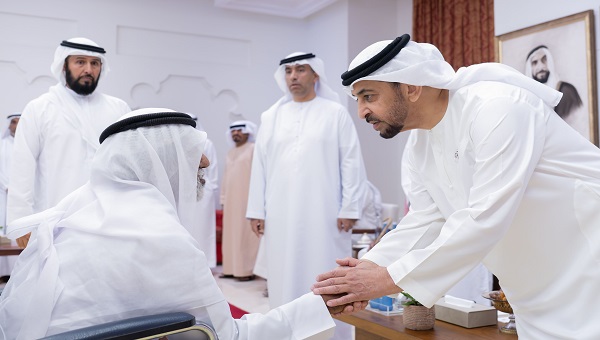 بالصور.. حمدان بن زايد يجري جولة تفقدية بمدينة السلع ويلتقي المواطنين