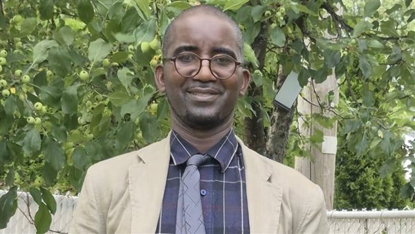 بالفيديو.. باحث كندي يشيد بأفكار ومبادئ “رسالة السلام” ومؤسسها المفكر العربي علي الشرفاء