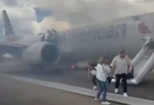 بالفيديو.. ركاب يهربون من طائرة إثر إنبعاث دخان في مطار...
