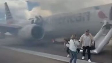 بالفيديو.. ركاب يهربون من طائرة إثر إنبعاث دخان في مطار...