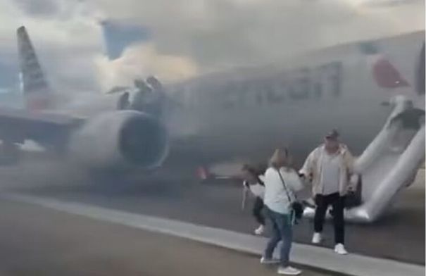 بالفيديو.. ركاب يهربون من طائرة إثر إنبعاث دخان في مطار...