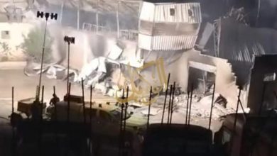 بمشاركة عشرات الآليات .. إخماد حريق مصنع مفروشات في مخيم...