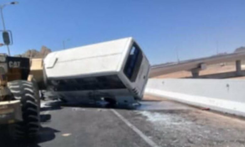 تماثل للشفاء وخروج جماعي.. إنقاذ 19 عاملا بعد انقلاب ميكروباص في شرم الشيخ