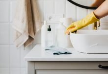 تنظيف الحمام وتعقيمه بالكامل بمواد طبيعية وآمنة