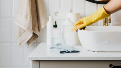 تنظيف الحمام وتعقيمه بالكامل بمواد طبيعية وآمنة