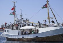 جيش الاحتلال الإسرائيلي يقتحم سفينة حنظلة المتجهة إلى غزة ويأمر المتضامنين برفع أيديهم