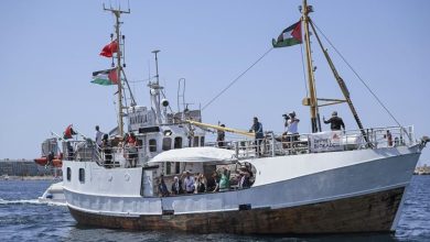 جيش الاحتلال الإسرائيلي يقتحم سفينة حنظلة المتجهة إلى غزة ويأمر المتضامنين برفع أيديهم