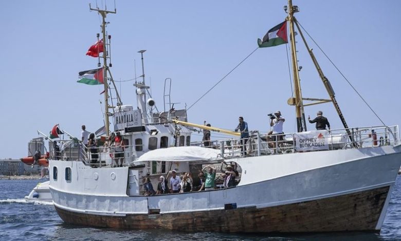 جيش الاحتلال الإسرائيلي يقتحم سفينة حنظلة المتجهة إلى غزة ويأمر المتضامنين برفع أيديهم