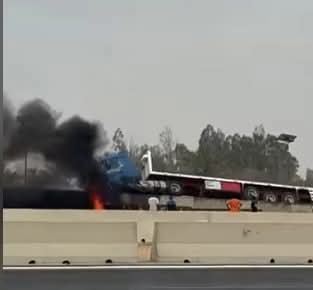 حادث مروع بين 3 سيارات نقل واشتعال النيران في إحداها بطريق إسكندرية الصحراوي
