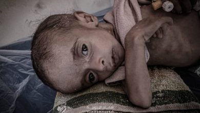 حماس: أمهات في غزة يُرضعن أطفالهن ماءً بدل الحليب وسط حصار وتجويع ممنهج