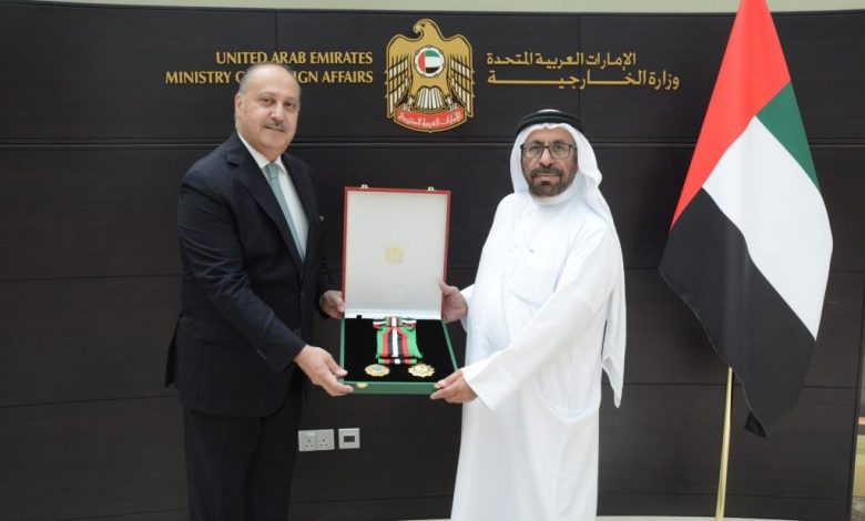 رئيس الدولة يمنح السفير الأردني وسام الاستقلال من الطبقة الأولى