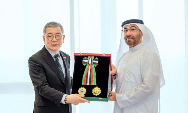 رئيس الدولة يمنح السفير الكوري وسام الاستقلال من الطبقة الأولى