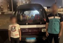 طفل يقود سيارة بأكتوبر ووالده متهم بالإهمال.. والأمن يضبطهما بعد تداول الفيديو