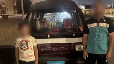 طفل يقود سيارة بأكتوبر ووالده متهم بالإهمال.. والأمن يضبطهما بعد تداول الفيديو