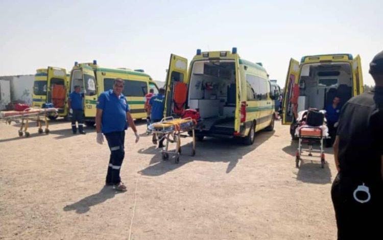 عطل مفاجئ على بُعد كيلومترين من الشاطئ.. إنقاذ 40 سائحا من مركب سياحي بالغردقة دون إصابات