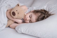 كيف تستغلين الهمس لطفلك أثناء نومه لتقويم سلوكه؟