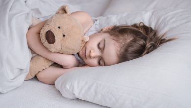 كيف تستغلين الهمس لطفلك أثناء نومه لتقويم سلوكه؟