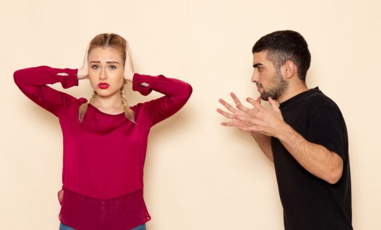 كيف تنجو الشابة من علاقة سامة؟
